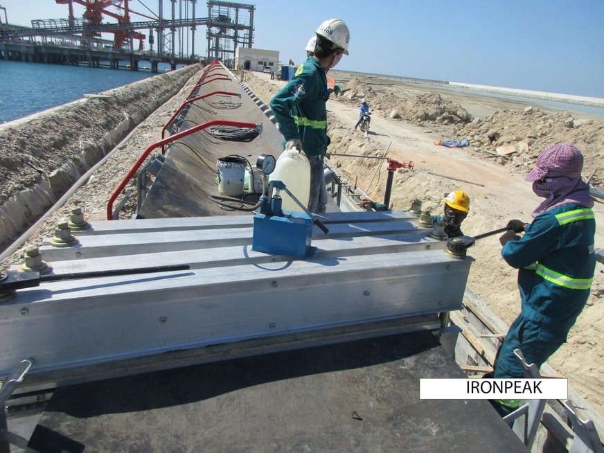 Belt conveyor installation on a coastal industrial site