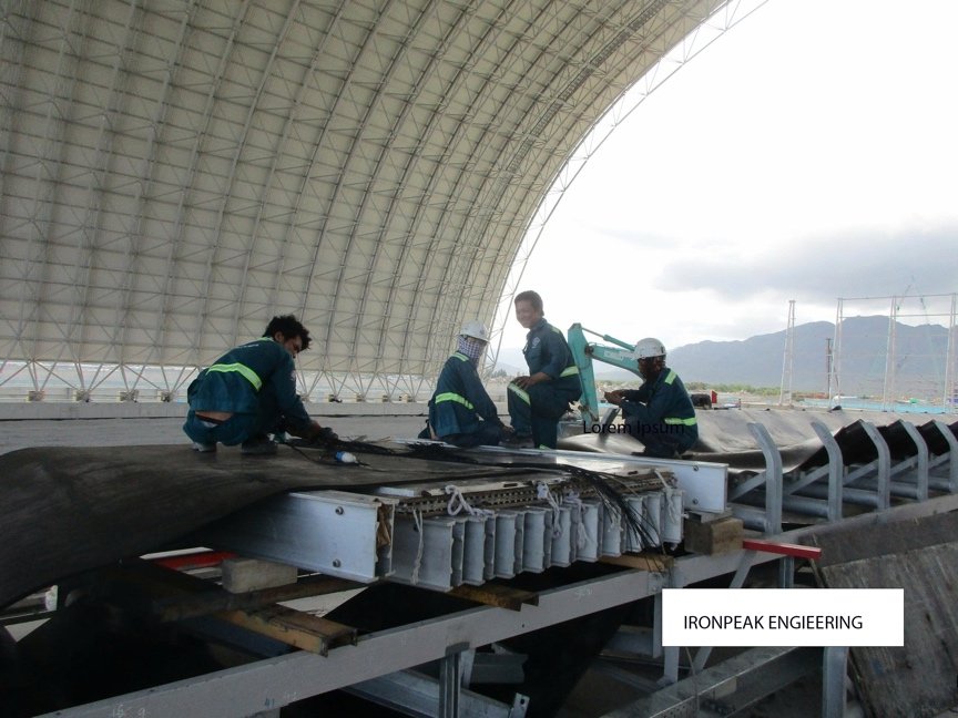Belt conveyor hot splicing under a covered storage dome